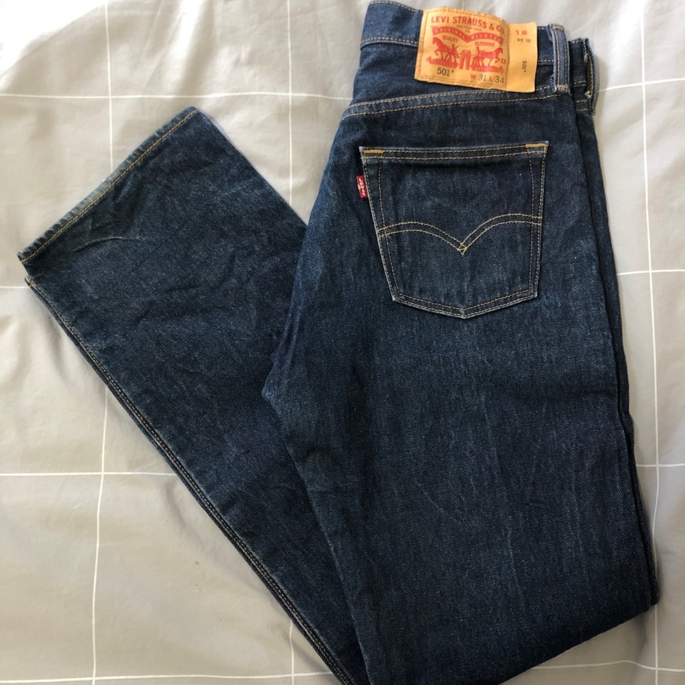Dark wash Levi’s straight leg boyfriend jeans